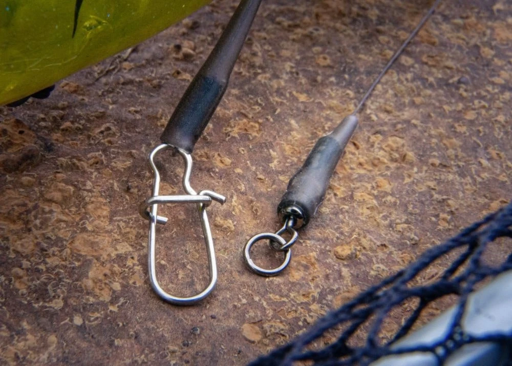 Quantum Q-Leader Stainless Steel Camo Steel 30cm 5kg (2stuks) 3 Quantum Q-Leader Stainless Steel Camo Steel 30cm 5kg (2stuks)